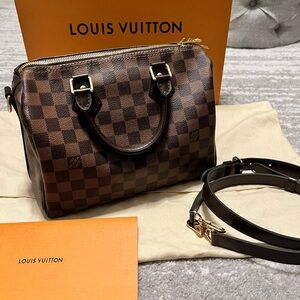 Pristine gently used speedy b 25 with strap dustbag made in France.